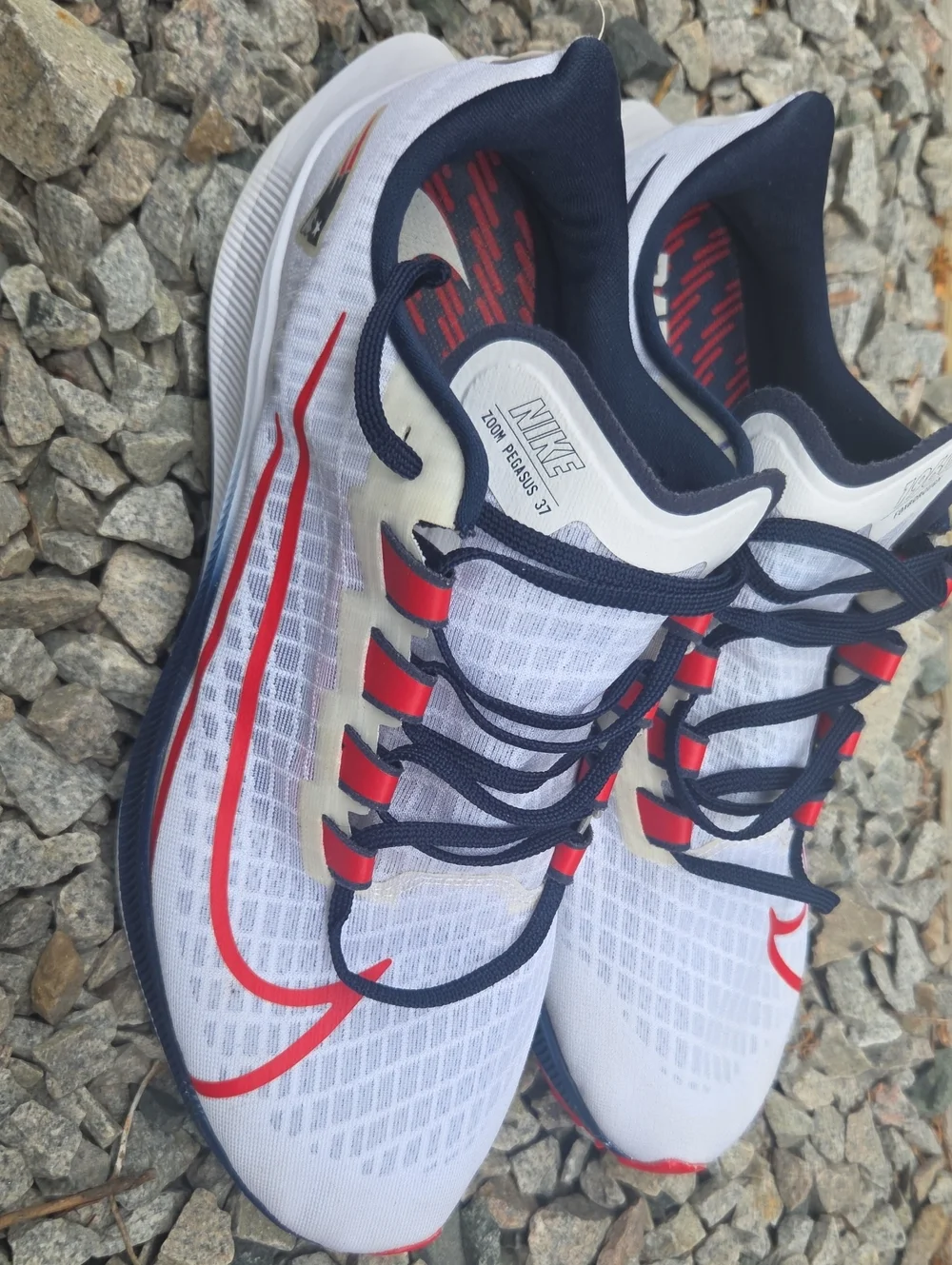 Nike Men's Athletic Running Shoes White with Red and Navy